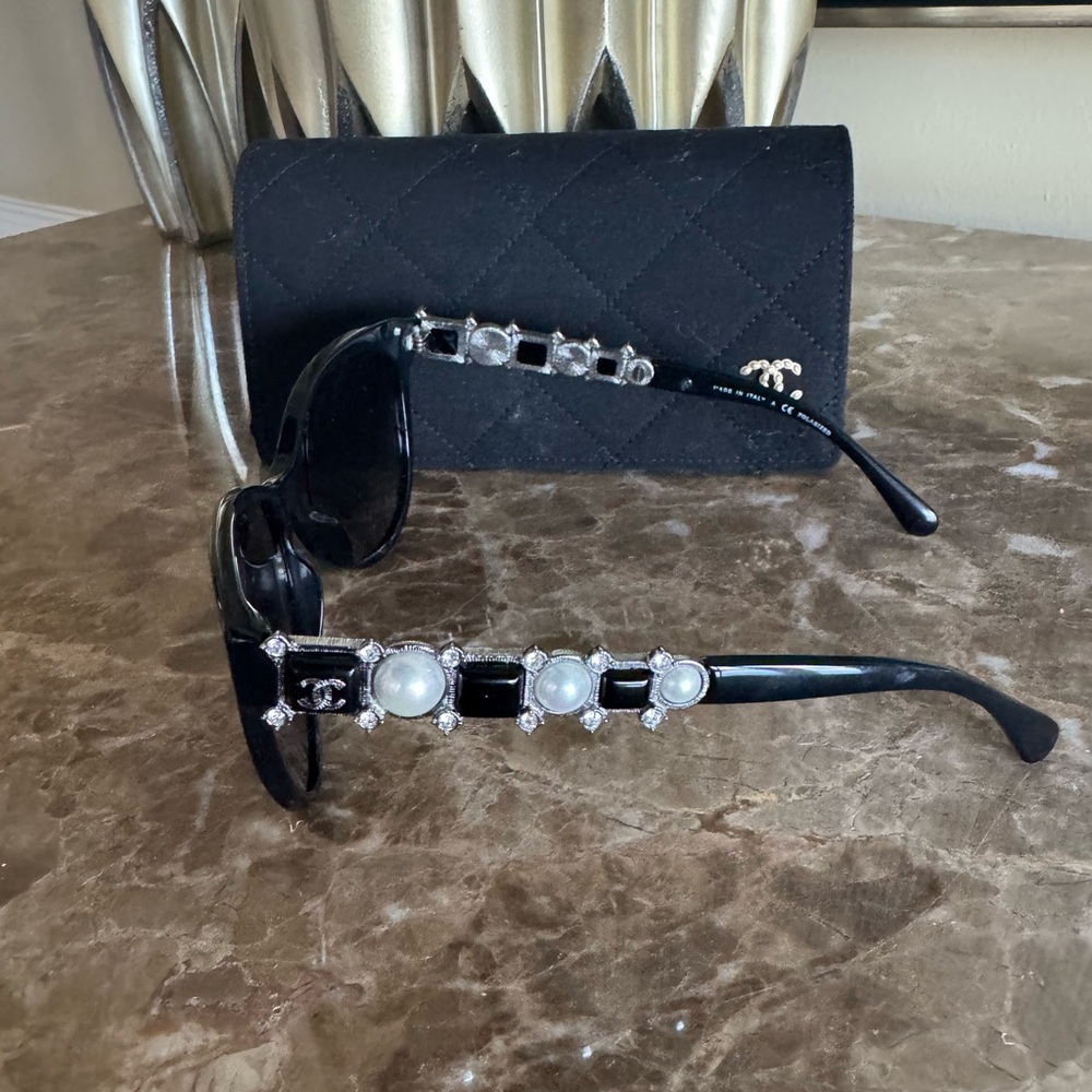 CHANEL
Crystal Pearl Cat Eye Sunglasses 5336-H-B Black
